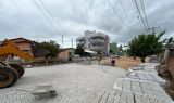 Rua Álvaro Leivas começa a receber calçamento no bairro Olaria, em Camaquã