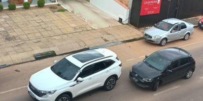 Colisão entre três carros é registrada no centro de Camaquã