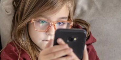 Tempo excessivo de tela leva ao aumento de grau da miopia e outros problemas, diz estudo