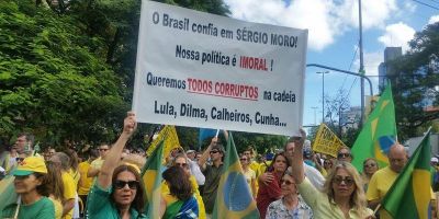 Porto Alegre teve atos a favor e contra o impeachment