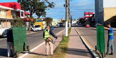 Infraestrutura realiza limpeza nos canteiros da Avenida José Loureiro da Silva, em Camaquã