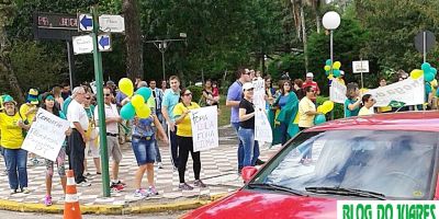 Camaquenses fazem protestos contra corrupção no Brasil e pelo impeachment de Dilma