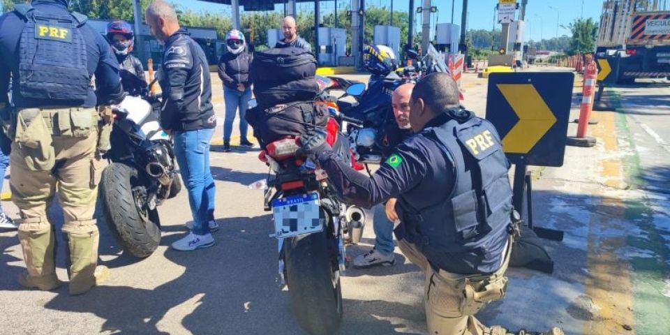 PRF realiza operação de segurança viária durante Moto Lagoa em São Lourenço do Sul