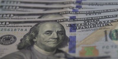 Dólar cai 1,6% e fecha em R$ 5,23 com alívio externo