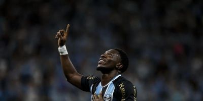 Amuzu marca, Camutanga faz contra e Grêmio vence o Vitória por 2 a 0 na Arena