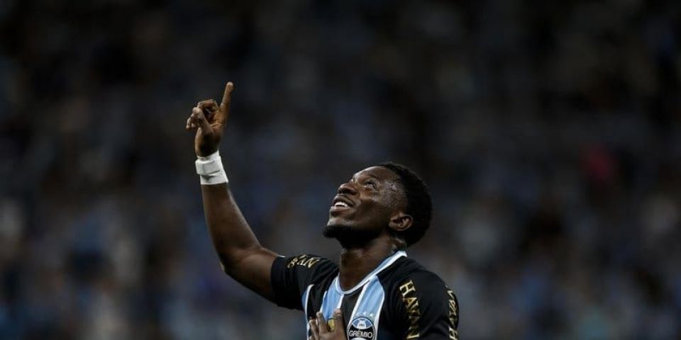 Amuzu marca, Camutanga faz contra e Grêmio vence o Vitória por 2 a 0 na Arena