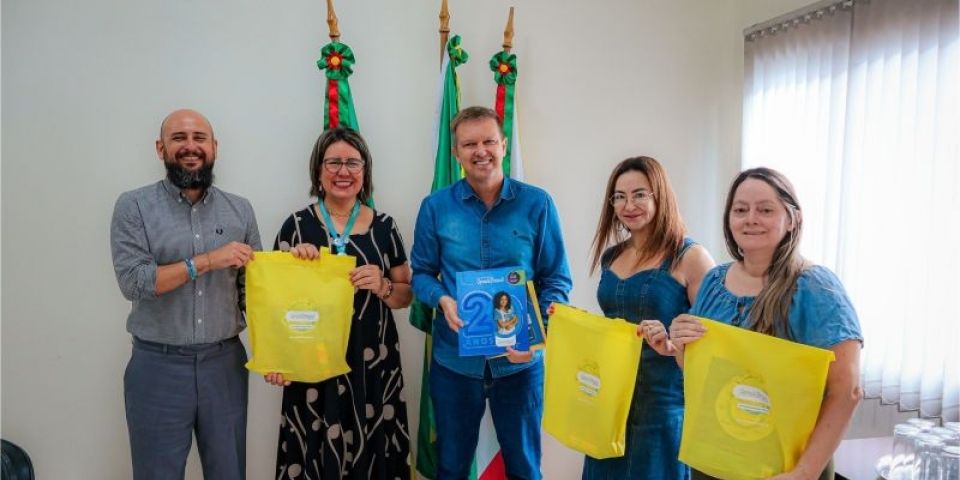 Executivo de Cristal recebe visita de representantes do Sistema de Ensino Aprende Brasil Educação