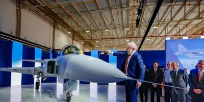 Lula batiza primeiro caça Gripen produzido no Brasil