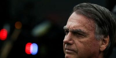 Bolsonaro recebe alta e chega em casa para cumprir prisão domiciliar
