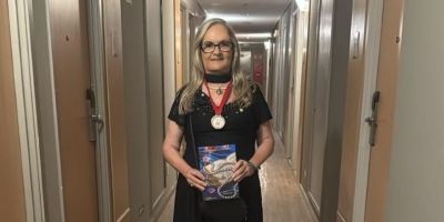 Iara Schmegel, escritora gaúcha, recebe Medalha Senhora da Literatura em Salvador