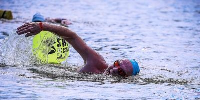 Aos 70 anos, nadador brasileiro leva bandeira ambiental a provas na Europa e inspira idosos nas águas abertas