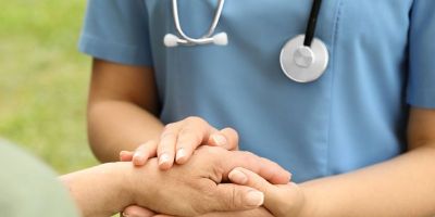 Parkinson antes dos 50: condição também pode atingir adultos jovens e desafia planejamento de vida