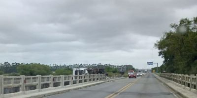 Caminhão tomba após bater em guarda-corpo de ponte na BR-116, em Cristal