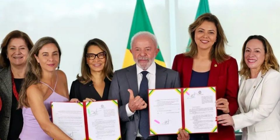 Lula sanciona leis para fortalecer combate à violência contra mulheres