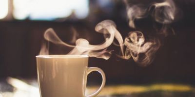 Do café ao chimarrão: temperatura da bebida pode impactar risco de câncer