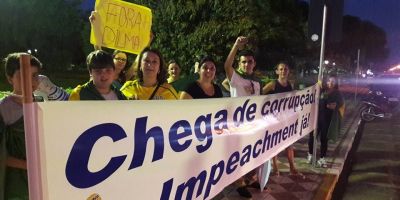 Camaquenses realizam protesto contra governo Dilma na esquina democrática