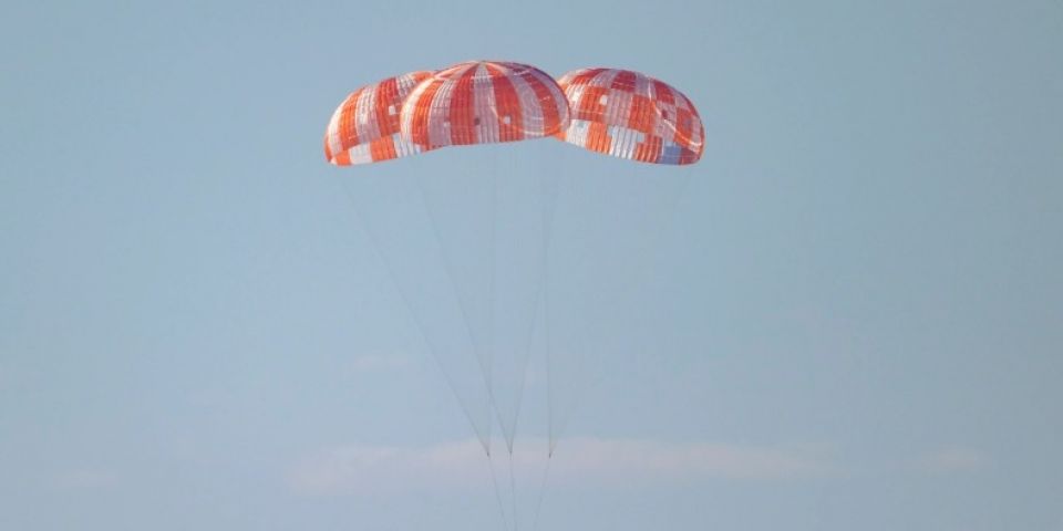 Astronautas da Artemis 2 pousam com segurança na Terra após missão histórica à Lua