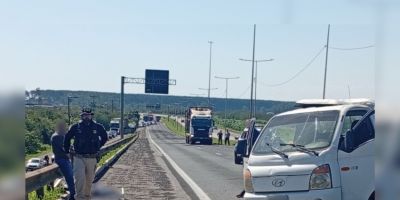 Duas pessoas morrem após veículo sair da pista e capotar na BR-116, em Guaíba