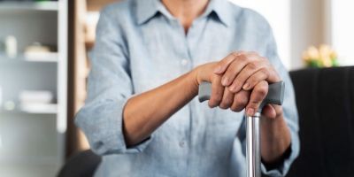 Conheça sete adaptações domésticas para idosos com Parkinson
