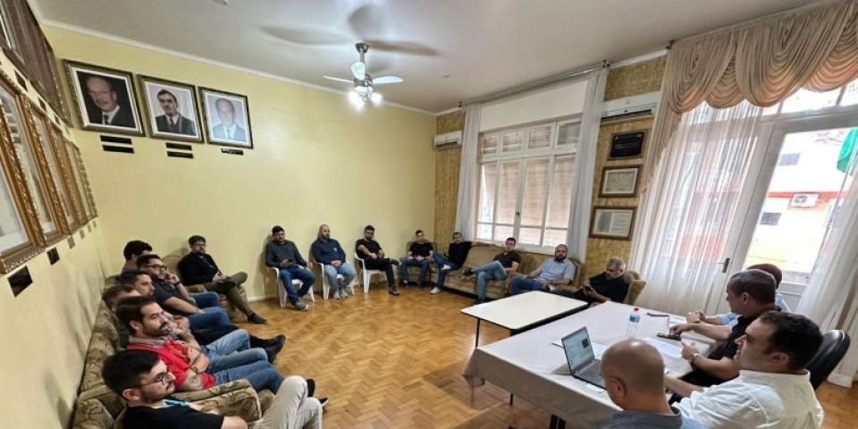 Prefeitura e empresas alinham medidas para reorganizar fios em Camaquã
