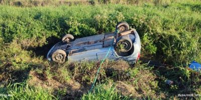Motorista com a família capota carro na ERS-350 entre Camaquã e Arambaré 