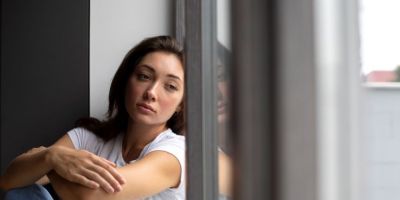 Três em cada dez adolescentes relatam tristeza frequente e acendem alerta para a saúde mental desde a infância