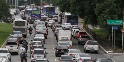 Gasolina e alimentos pressionam, e prévia da inflação sobe para 0,89%