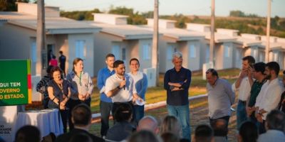 Governo do RS entrega 20 casas definitivas construídas pelo Programa A Casa é Sua em Santo Ângelo