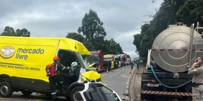 Grave acidente entre dois caminhões e van do Mercado Livre mata homem no Norte do RS