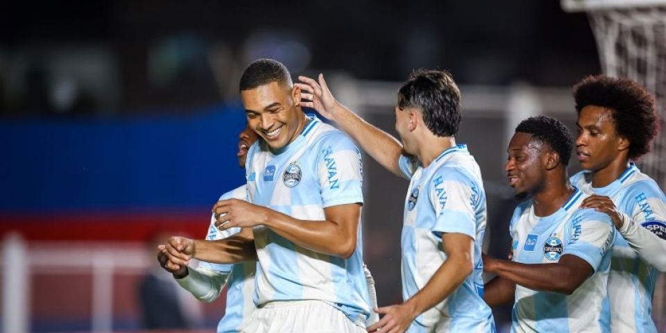 Grêmio bate o Deportivo Riestra por 3 a 0 e assume a liderança do Grupo F da Sul-Americana