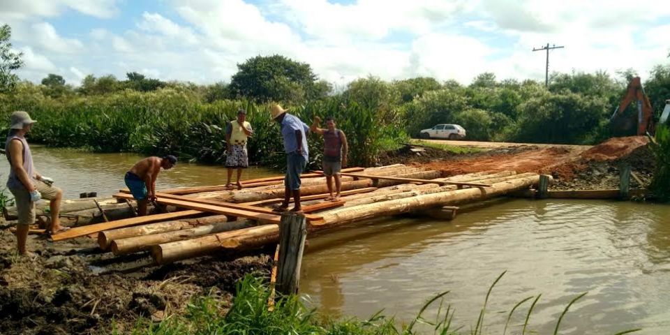 Secretaria dos Transportes de Camaquã reconstrói ponte no Banhado do Colégio