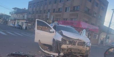 Colisão entre dois carros é registrada no centro de Camaquã
