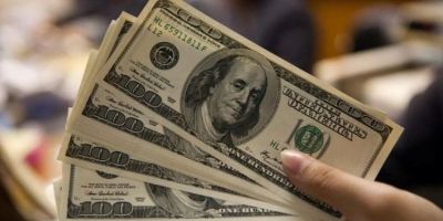 Em dia de alívio para o mercado, dólar cai para R$ 4,98