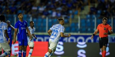 Grêmio faz 3 a 0 no Confiança e avança na Copa do Brasil