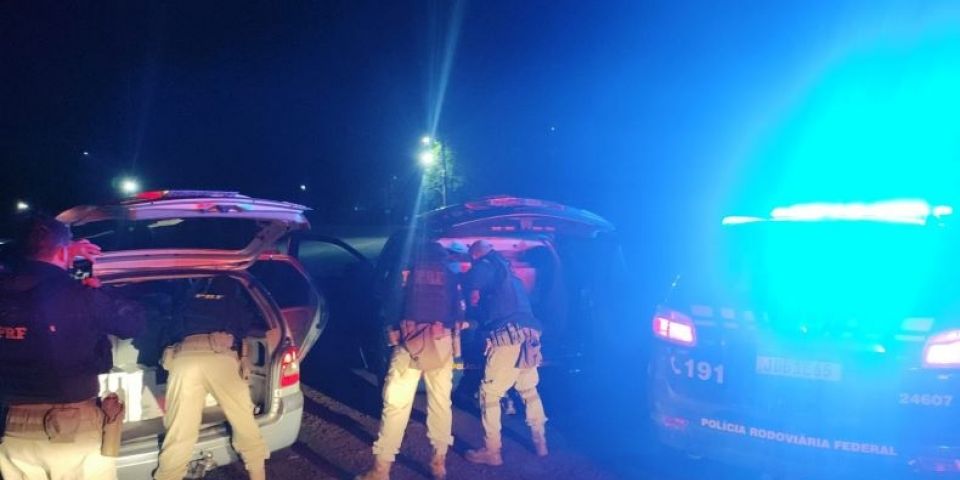 PRF prende traficantes e apreende drogas, celulares, dinheiro, arma e produtos ilegais no RS