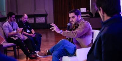 Gabriel Souza defende moderação e diálogo em painel sobre pluralismo e radicalismo no Festival Fronteiras