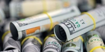 Após recuo de Trump no Irã, dólar cai e fecha abaixo de R$ 5