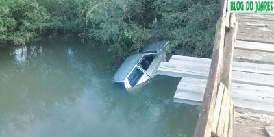 Carro cai da ponte do arroio Sapato no interior de Cristal