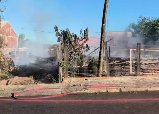 Tragédia em Cristal: incêndio mata uma pessoa e destrói duas casas