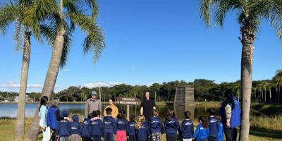 Alunos do Sesquinho Camaquã plantam mudas nativas em atividade ambiental
