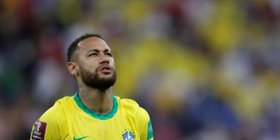 Neymar não treina em apresentação e preocupa a duas semanas da Copa