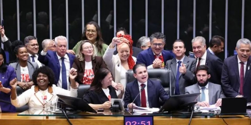 Câmara aprova, em dois turnos, PEC pelo fim da escala 6x1