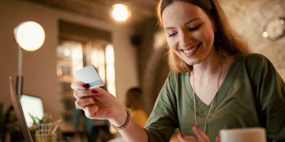 Cartão multibenefícios ganha espaço em empresas com equipes híbridas e descentralizadas