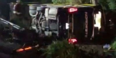 Acidente com ônibus deixa idosa morta e 11 pessoas feridas na freeway