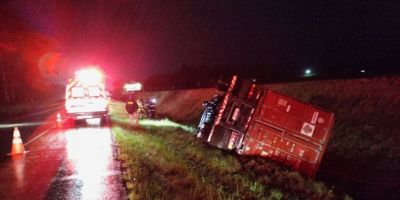Caminhoneiro de 66 anos morre em acidente na BR-116, em Barra do Ribeiro