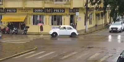 VÍDEO: mulher é atropelada por Fusca no centro de Camaquã