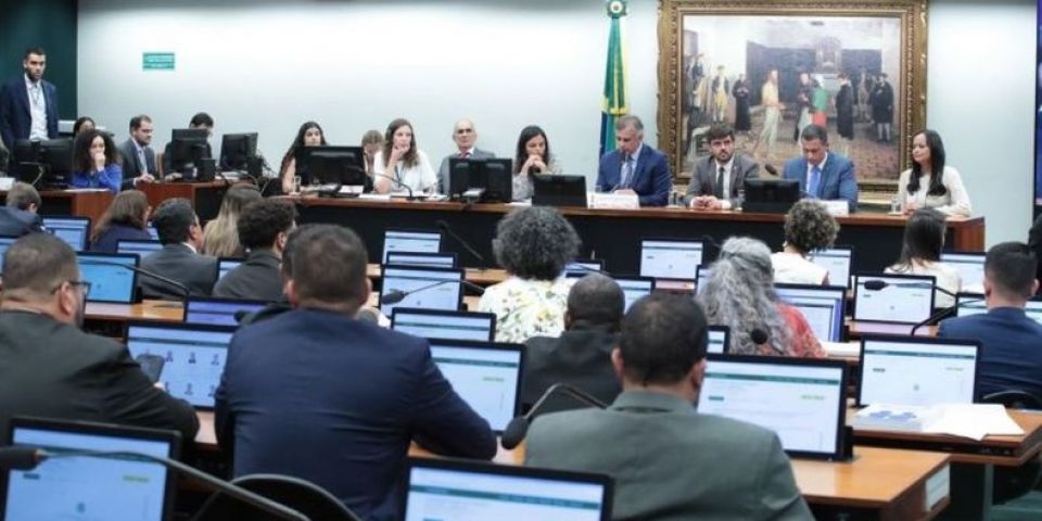 Deputados votam redução da maioridade penal em comissão