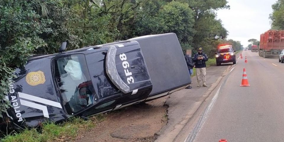 Viatura da Polícia Civil de Camaquã se envolve em acidente na BR-290 em Eldorado do Sul