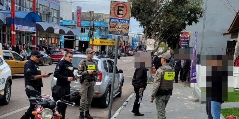 Após fugir de moto e cometer infrações, motoqueiro é detido no centro de Camaquã