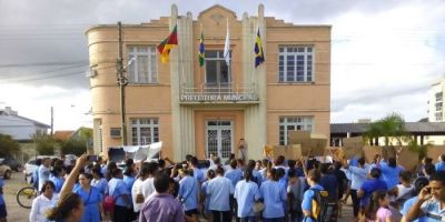 Funcionários realizam manifestação contra fechamento de fábrica em Tapes